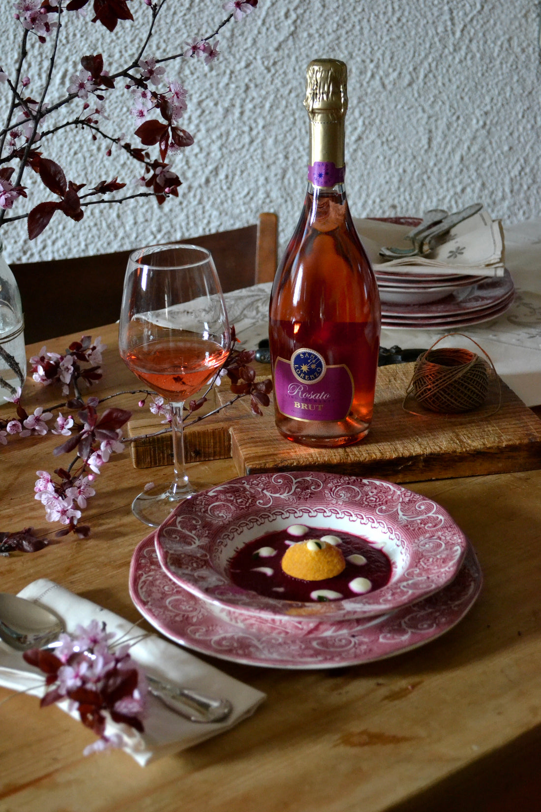 Tuorlo fritto crema fredda di barbabietole e fonduta di rigatino e Rosato Brut